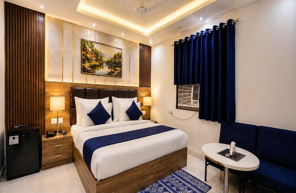Bed, Photo of the whole room, Seating area, Bedroom
