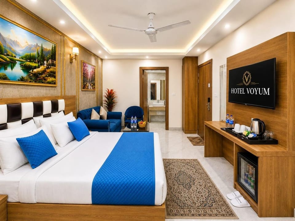 Bed, TV and multimedia, Photo of the whole room, Seating area, Bedroom