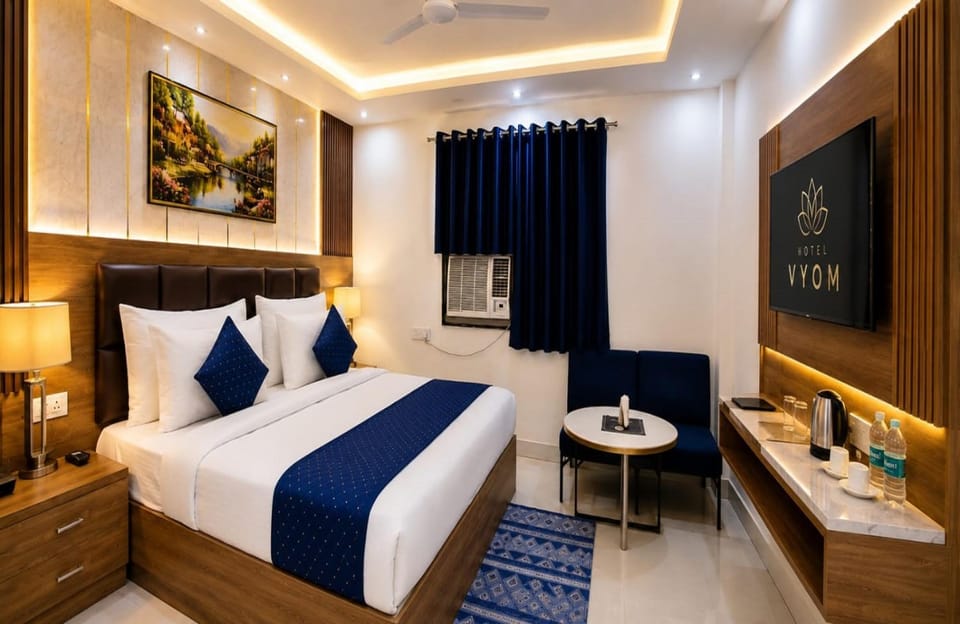 Bed, TV and multimedia, Photo of the whole room, Seating area, Bedroom