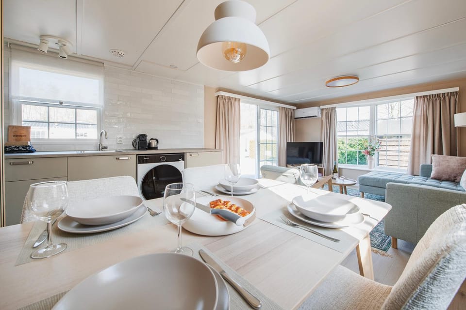 TV and multimedia, Kitchen or kitchenette, Living room, Seating area, Dining area