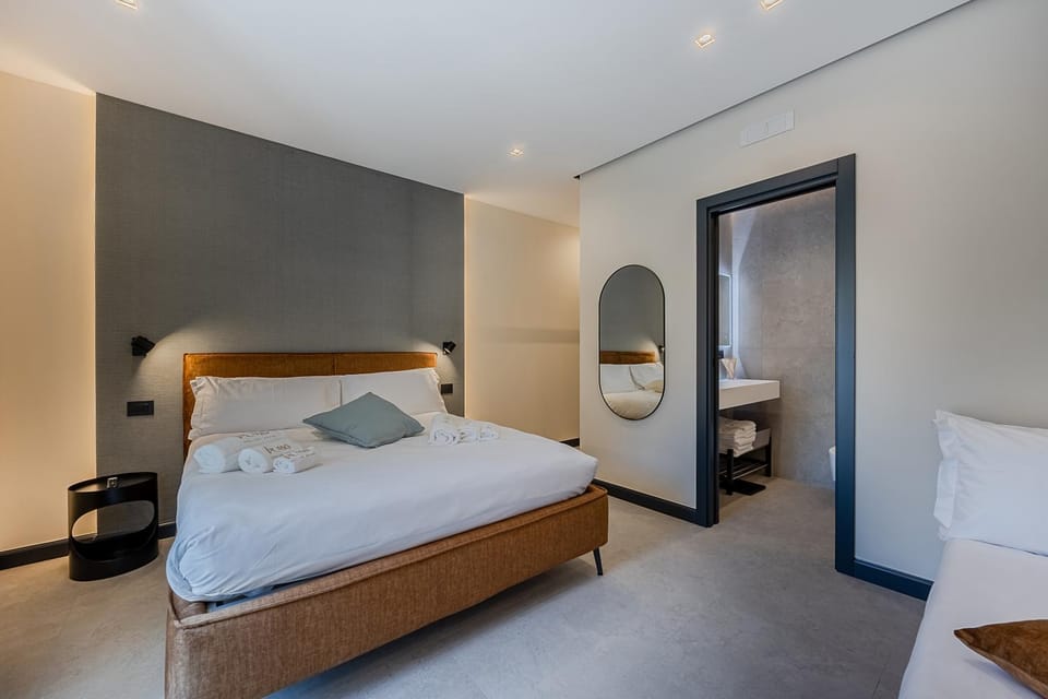 Bed, Photo of the whole room, Bedroom, towels