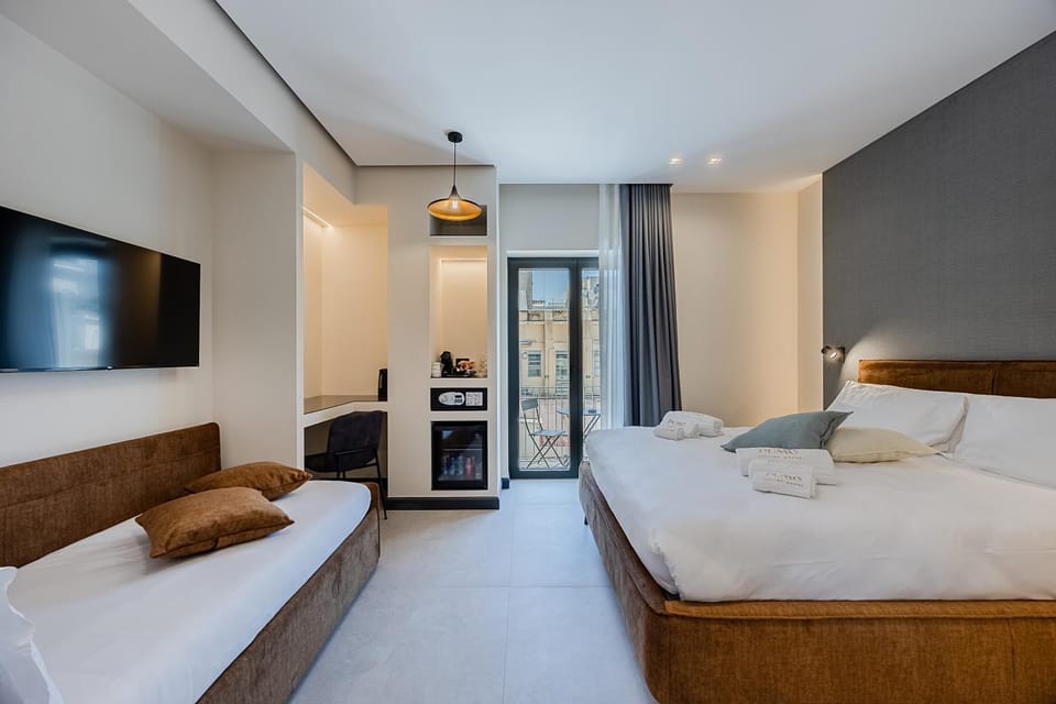 Bed, TV and multimedia, Photo of the whole room, Bedroom