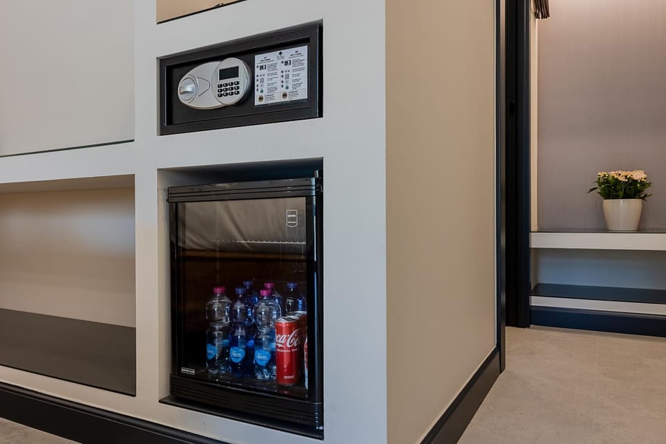 minibar, safe