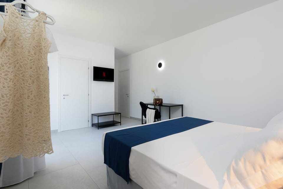 Bed, TV and multimedia, Bedroom