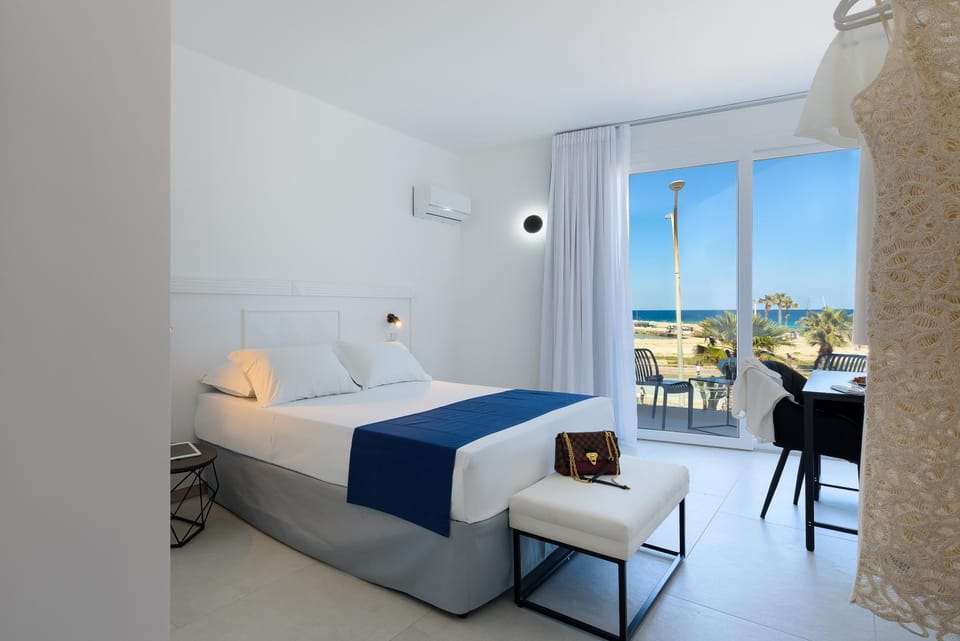Bed, View (from property/room), Balcony/Terrace, Photo of the whole room