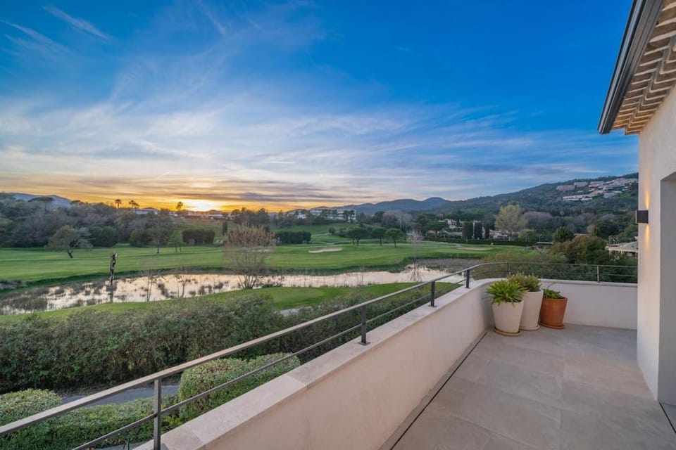 Villa neuve sur Golf - Soleil couchant - Piscine Villa in Mandelieu-La Napoule