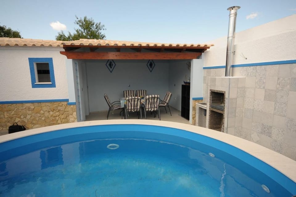 Viila Fernandes with Pool in Pera Villa in Faro District