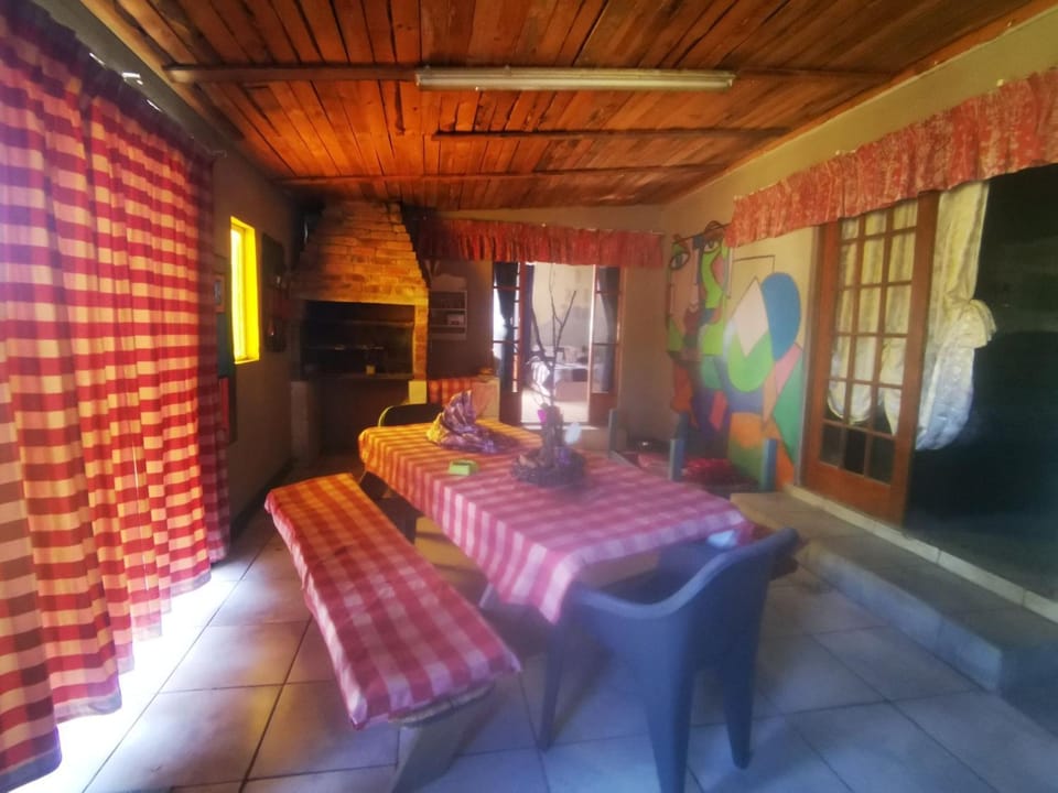 Restaurant/places to eat, Living room, Dining area