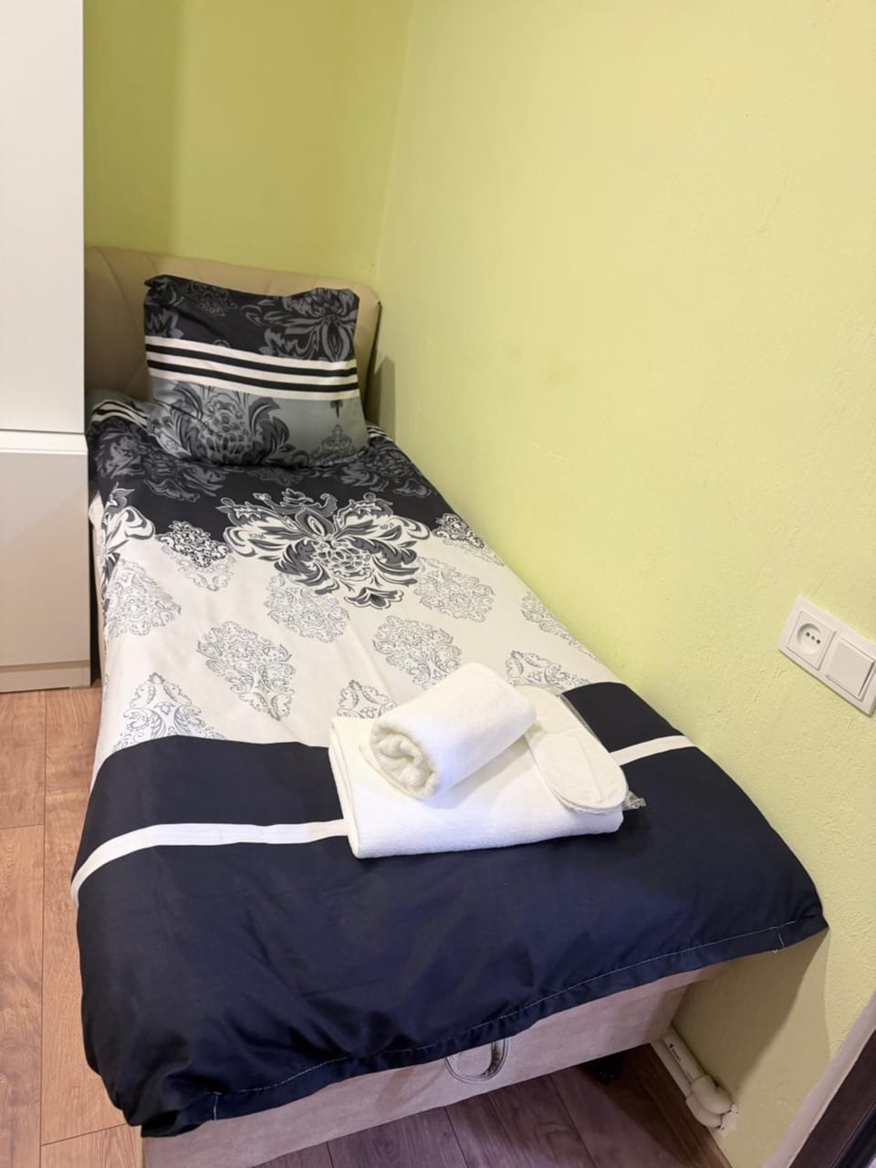 Bedroom, towels