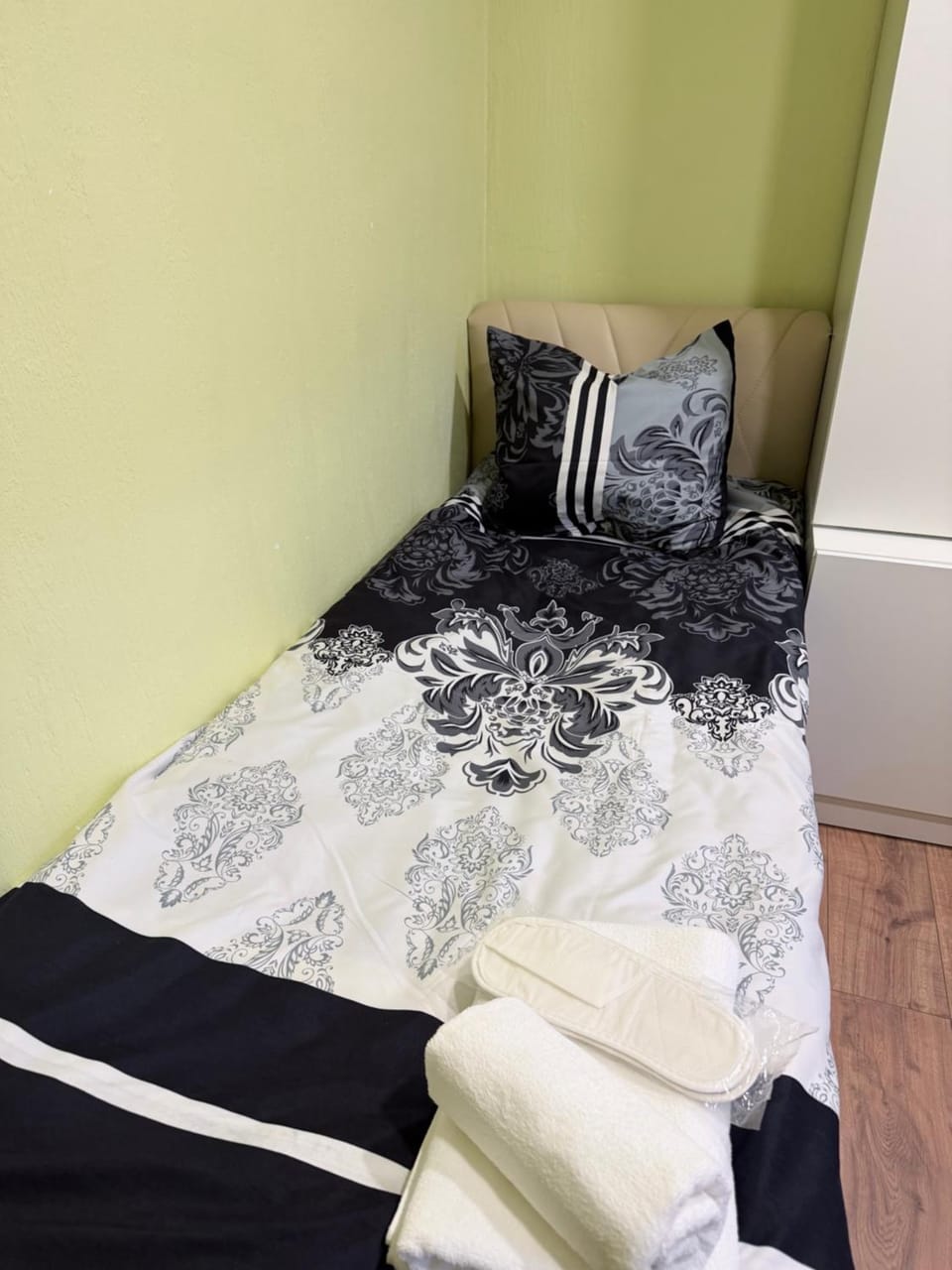 Bed, Bedroom, towels