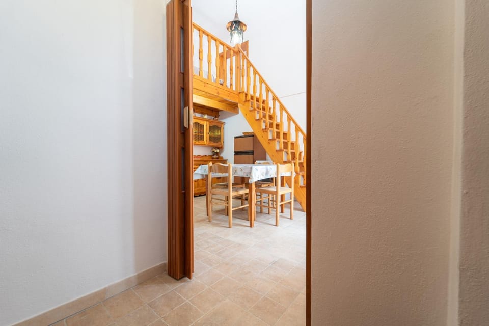 Photo of the whole room, Dining area, kitchen