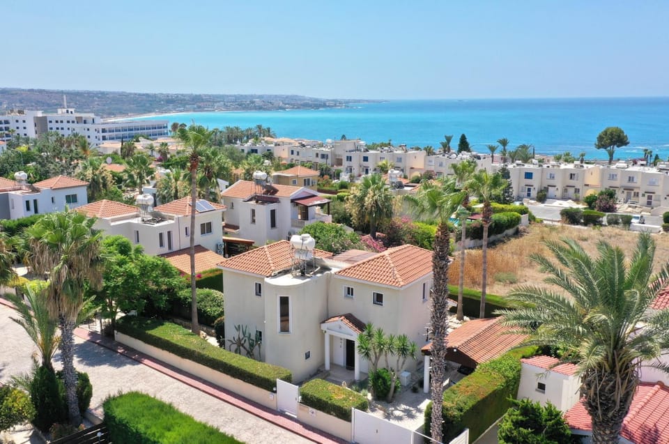 Villa Isabella - 3-Bedroom - Sleeps 8 - 6 Beds - Private Pool - Coral Bay Villa in Peyia