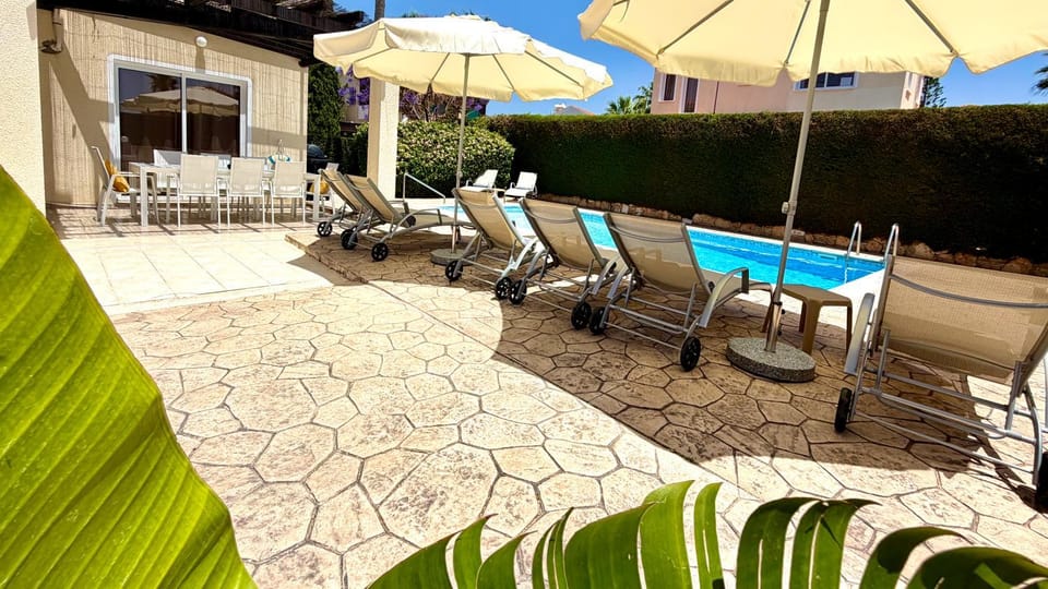 Patio, Day, Swimming pool, sunbed