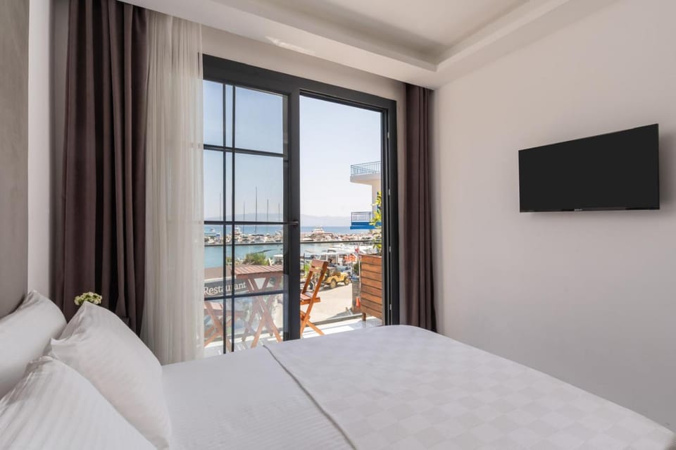 Bed, TV and multimedia, Photo of the whole room, Bedroom, Sea view