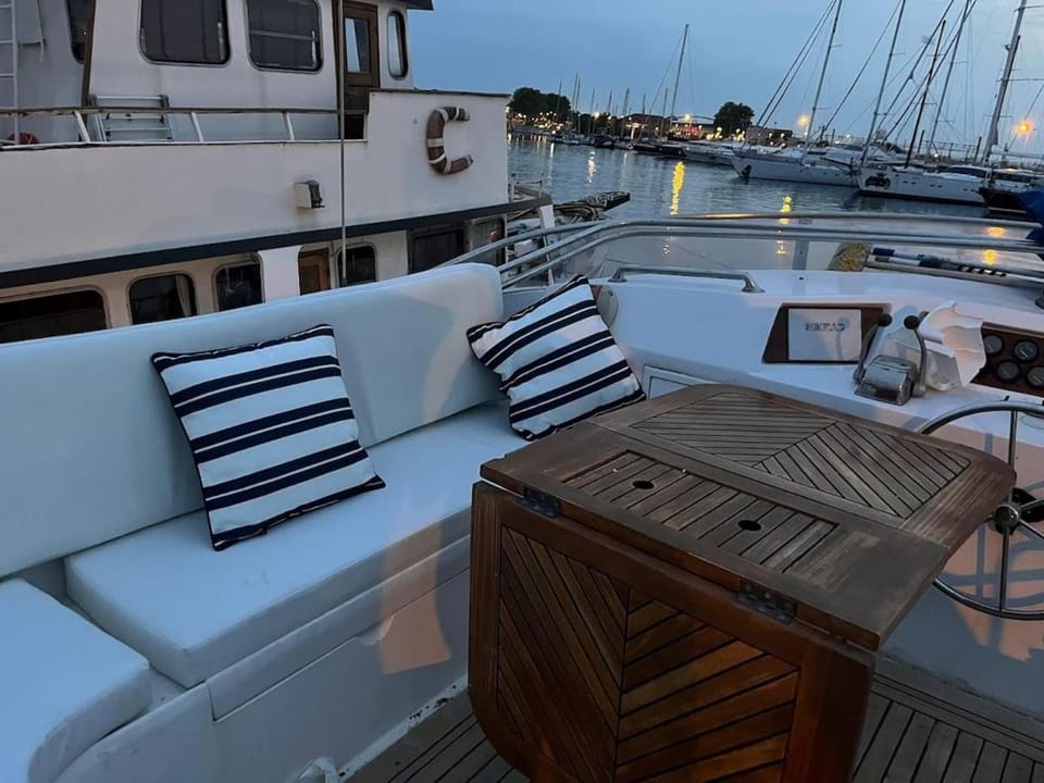 Carios - Yacht à quai Docked boat in Occitanie