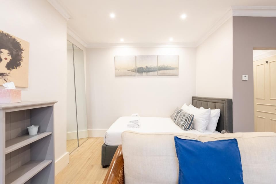 Chic Studio Retreat by Portobello Road Apartment in City of Westminster