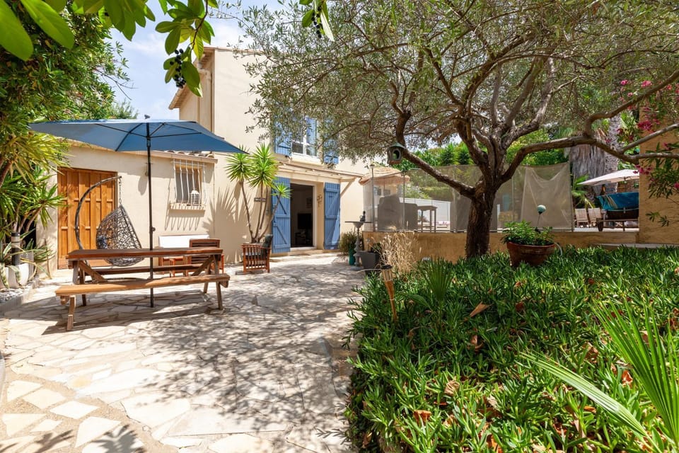 Maison 64 m2 jardin grande piscine House in Marseille