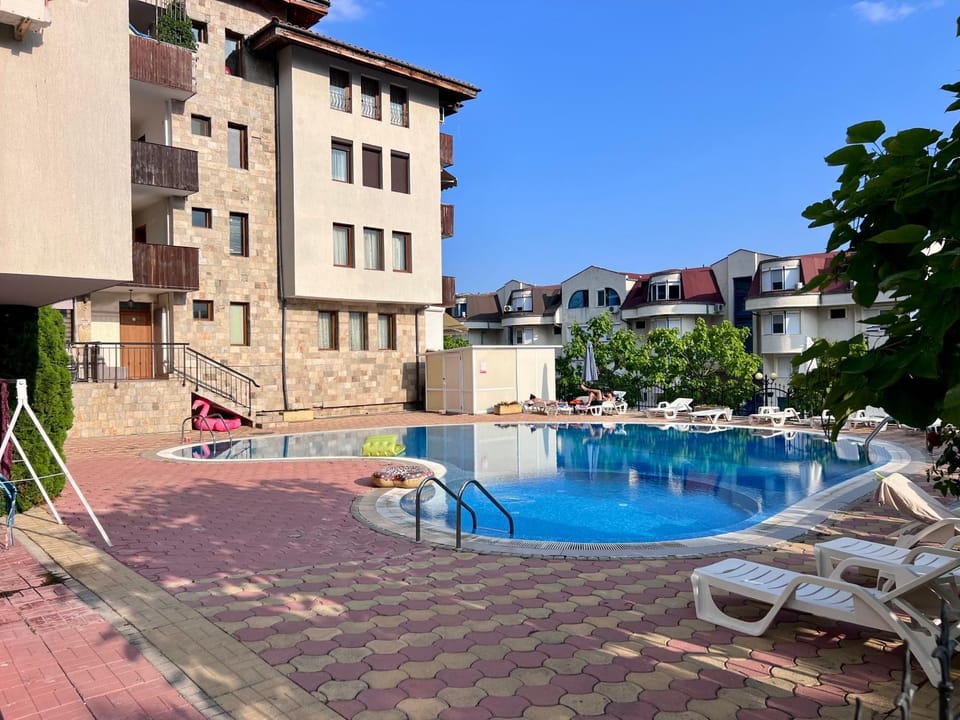 Property building, Day, Swimming pool, sunbed