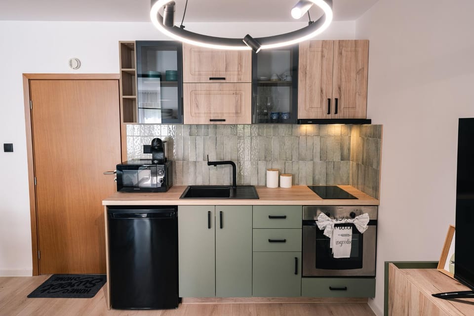 Kitchen or kitchenette, microwave, kitchen