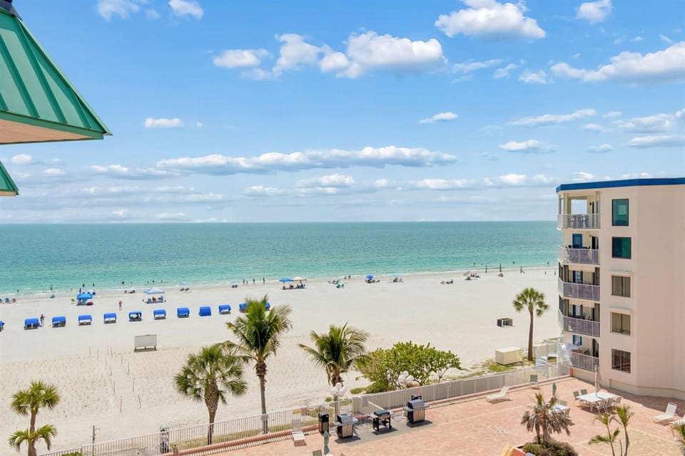 Beach Cottages Ocean & Pool View Condo Apartment in Redington Shores
