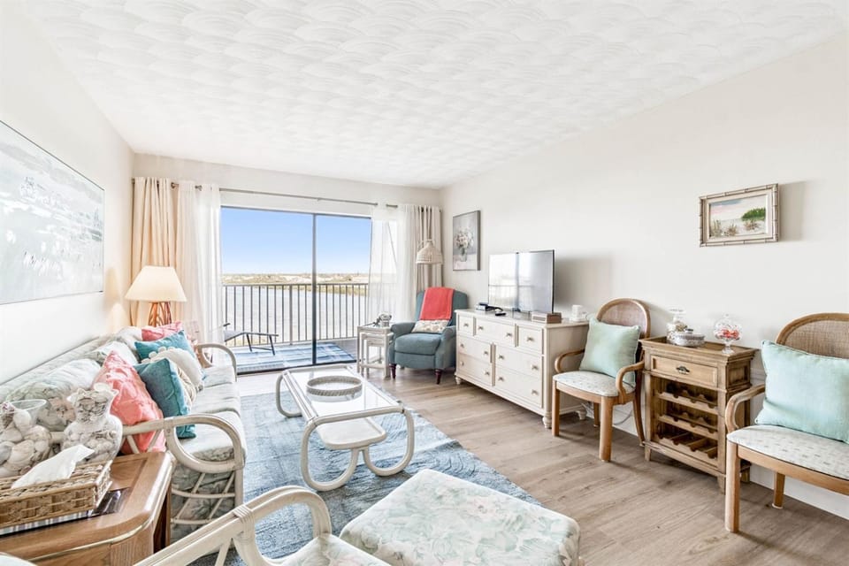 Charming Waterview Condo 6 min wlk to beach! Apartment in Indian Shores