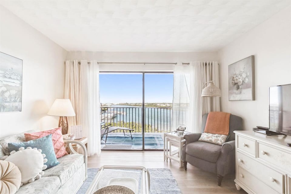 Charming Waterview Condo 6 min wlk to beach! Apartment in Indian Shores