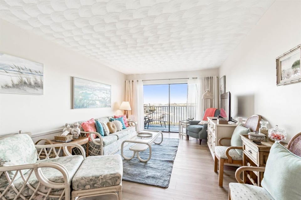 Charming Waterview Condo 6 min wlk to beach! Apartment in Indian Shores