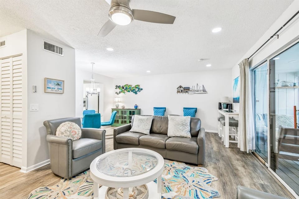 Intracoastal Condo 4 min wlk to Beach & Dogs Ok! Apartment in Indian Shores