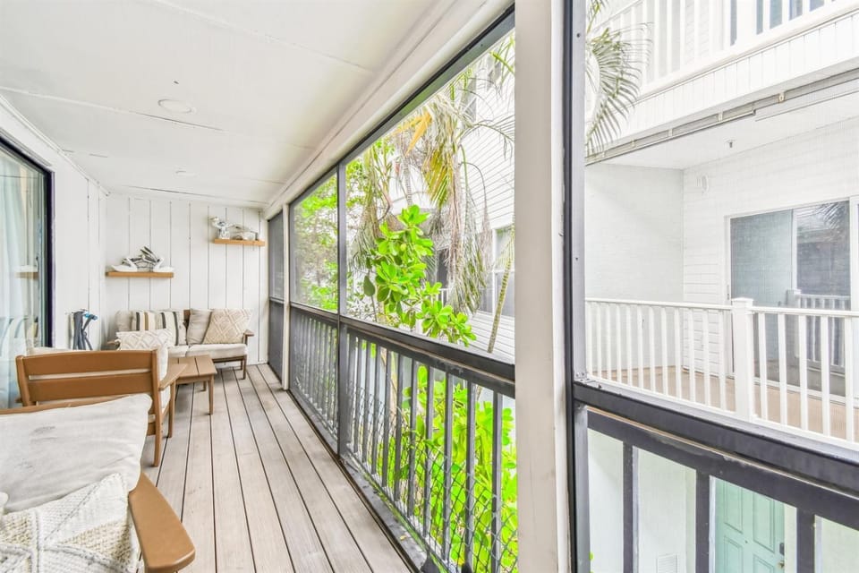 Intracoastal Condo 4 min wlk to Beach & Dogs Ok! Apartment in Indian Shores