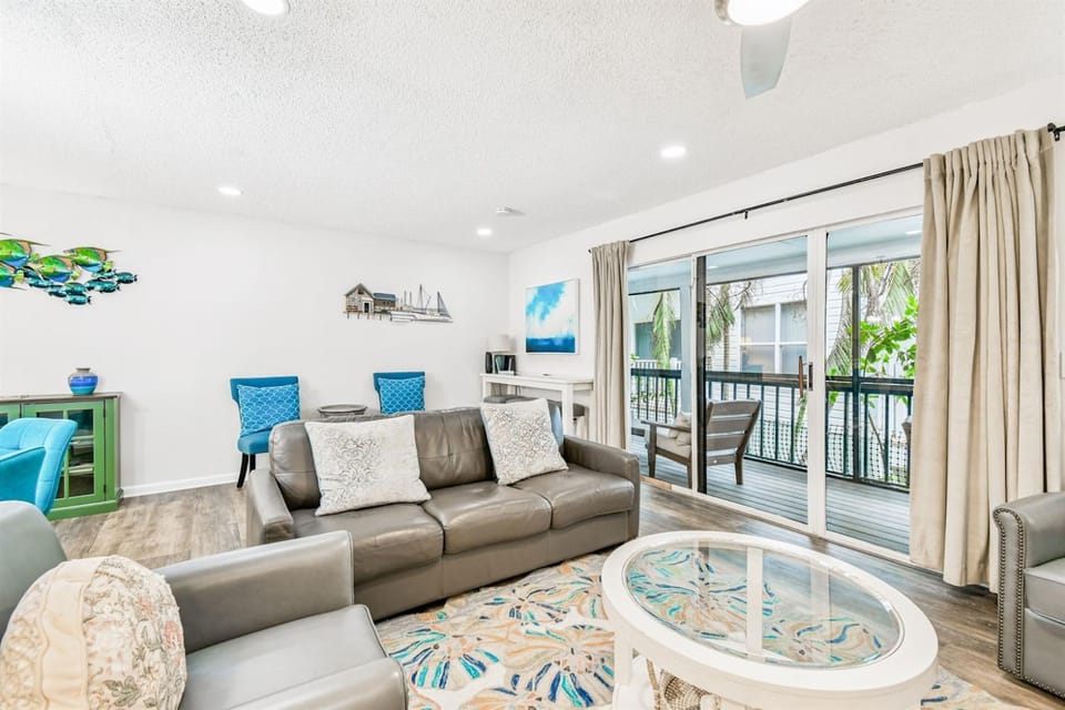 Intracoastal Condo 4 min wlk to Beach & Dogs Ok! Apartment in Indian Shores