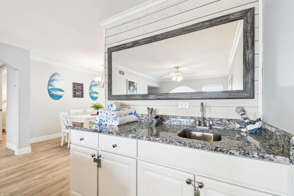 Waterfront Resort-Style Condo 3 Min to Beach! Apartment in Indian Shores
