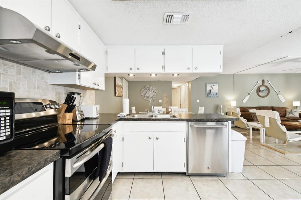 Intracoastal Condo 5 min walk to beach! Apartment in Indian Shores