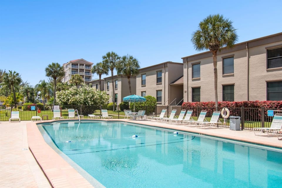 Intracoastal Condo 5 min walk to beach! Apartment in Indian Shores