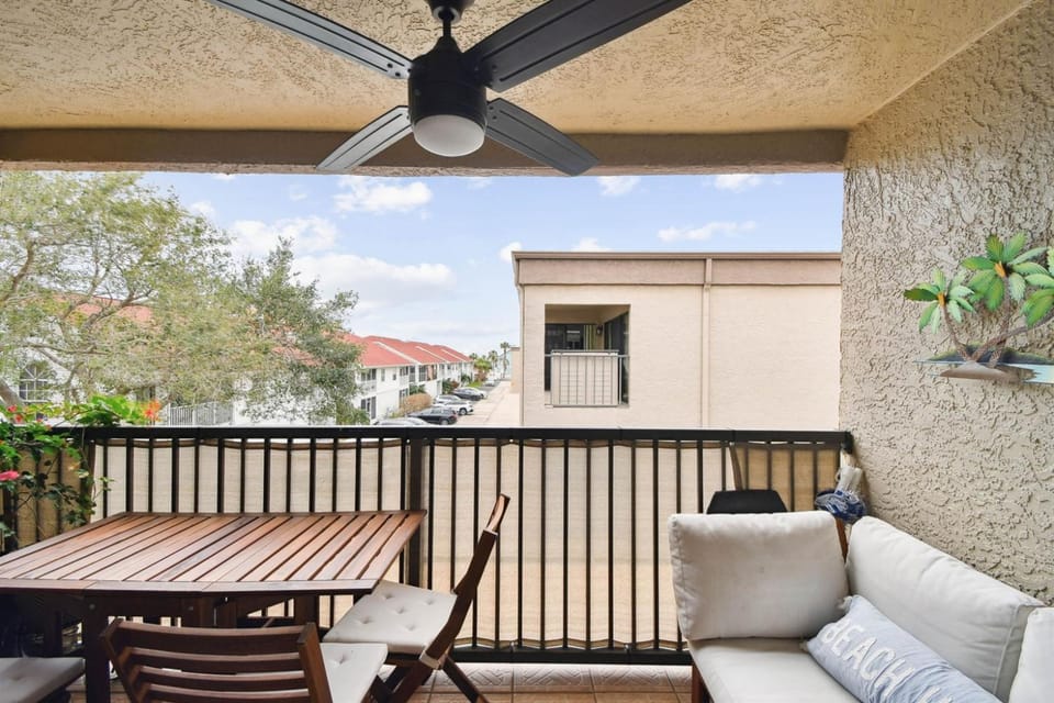 Intracoastal Condo 5 min walk to the beach! Apartment in Indian Shores