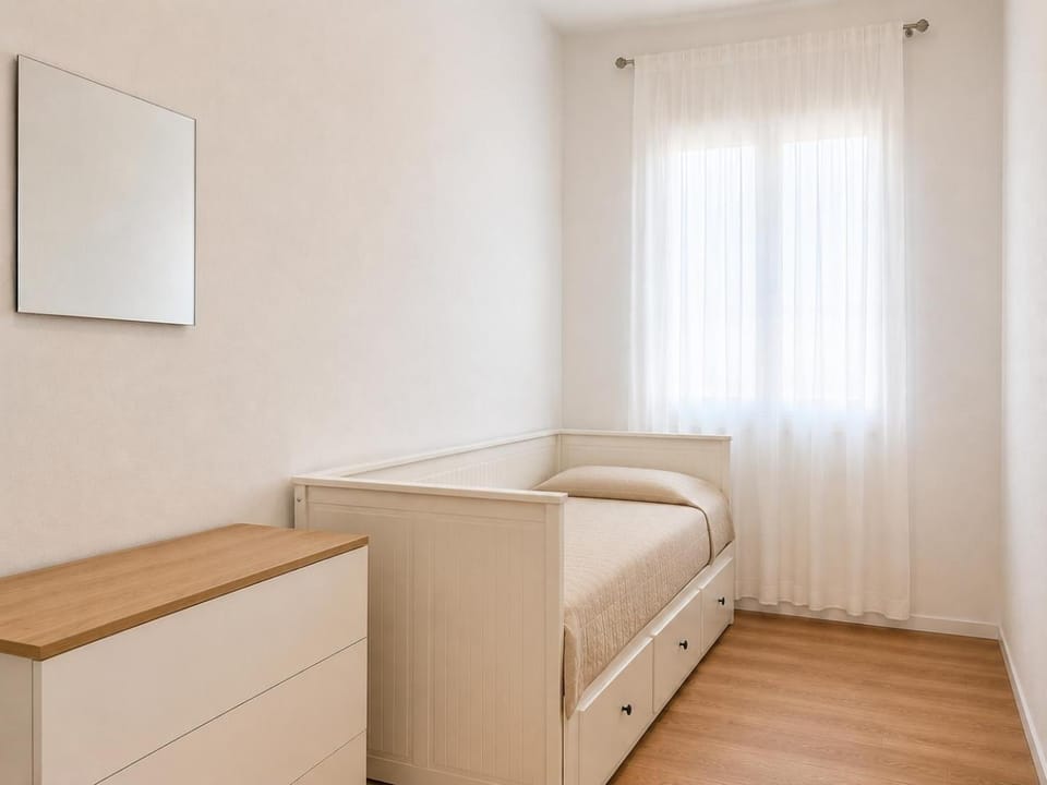 Photo of the whole room, Bedroom