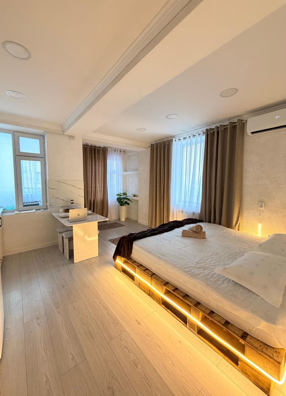 Bed, Photo of the whole room, Bedroom, towels