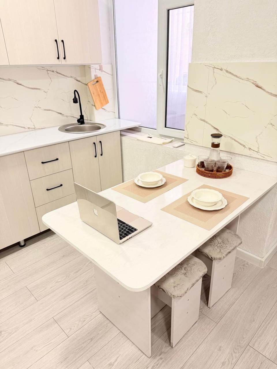 Kitchen or kitchenette, Food and drinks