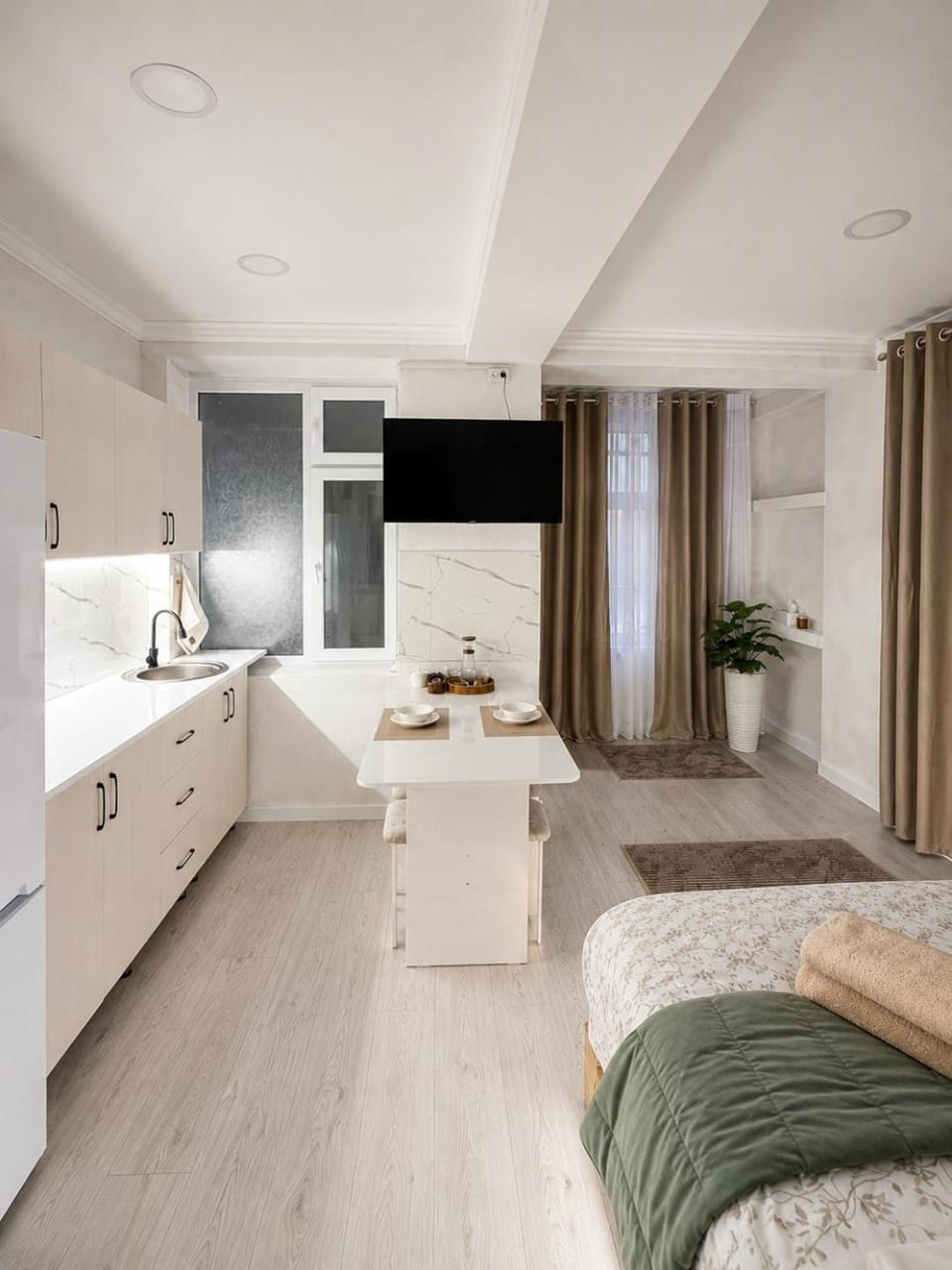 Communal lounge/ TV room, Facade/entrance, Bed, TV and multimedia, Kitchen or kitchenette, Living room, Photo of the whole room, Seating area, Bedroom, wardrobe
