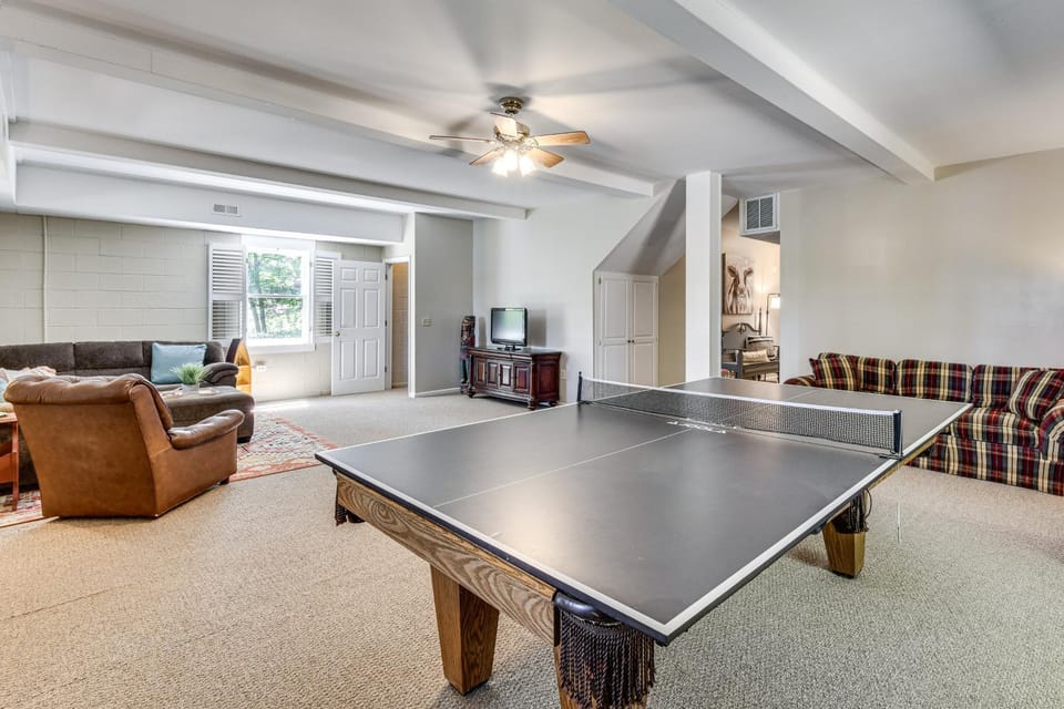 Game Room, Dock & More! Panoramic Lakefront Oasis House in Lake Keowee