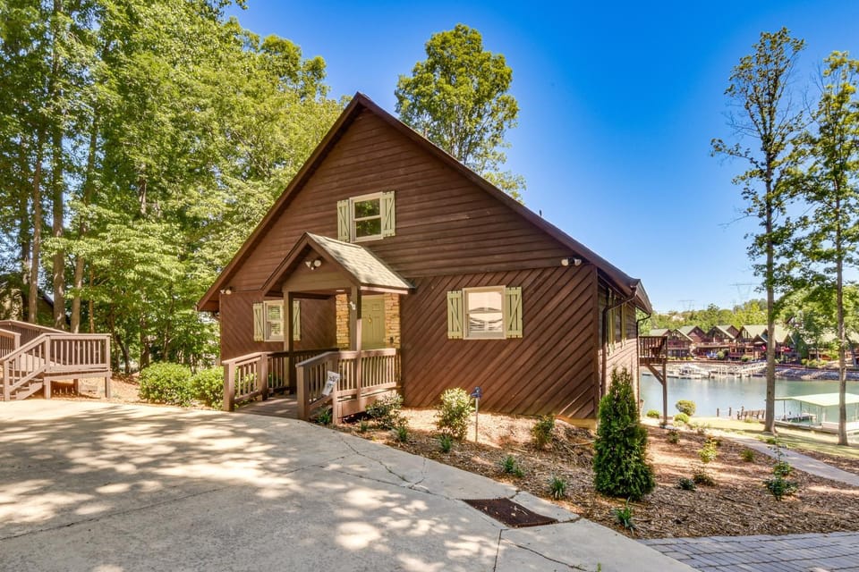 Game Room, Dock & More! Panoramic Lakefront Oasis House in Lake Keowee