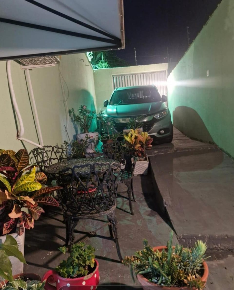 Casa Aconchegante com Jardim-Cozinha completa 2 quartos em Goiania-3 minutos Shopping Flamboyant House in Goiania