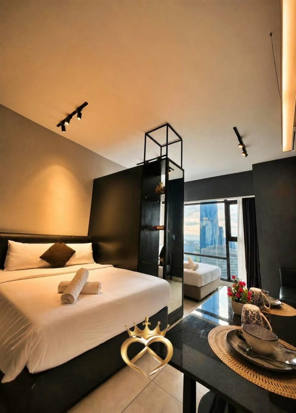 Bed, Dining area, Bedroom