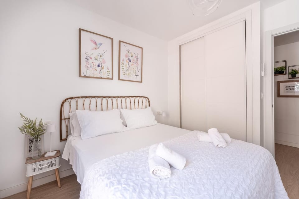 Bed, Bedroom, towels, wardrobe