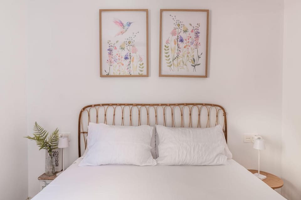 Bed, Photo of the whole room, Decorative detail, Bedroom