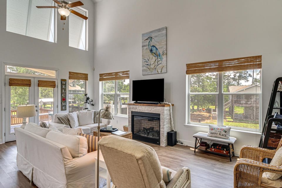 Bayou Breeze! Waterfront Home w/ Dock + Deck House in Pass Christian