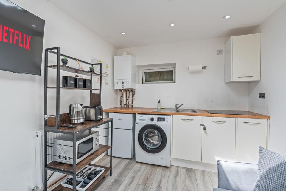 Kitchen or kitchenette, oven, stove, washing machine