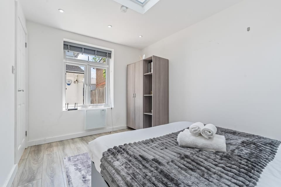 Bed, Bedroom, towels, wardrobe