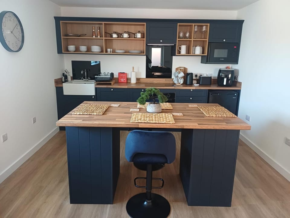 Coffee/tea facilities, Kitchen or kitchenette, Dining area, stove, toaster
