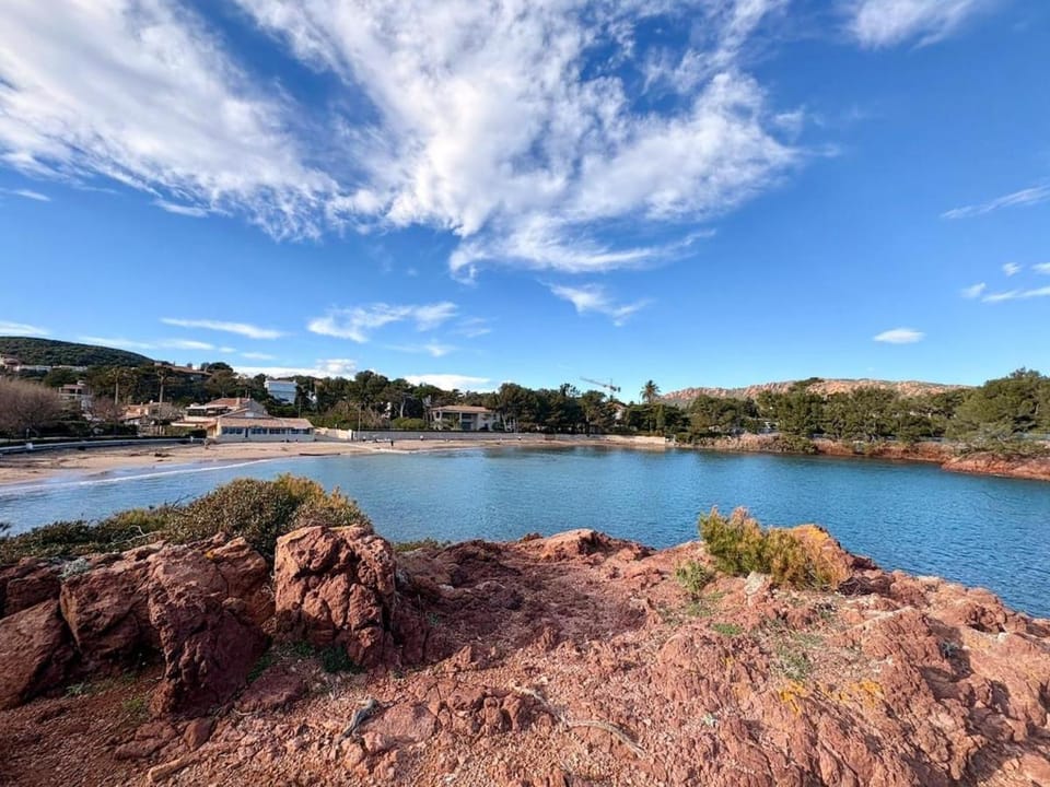 Appart T2 neuf le Dramont terrasse et plage à pied Apartment in Saint-Raphael