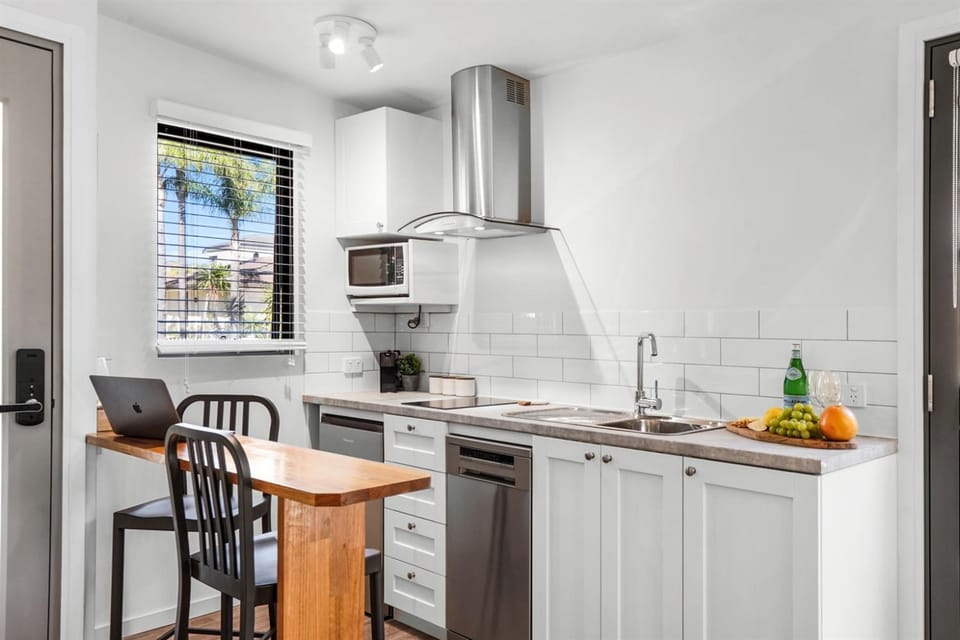 Kitchen or kitchenette, dishwasher, stove
